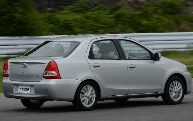 Carro popular da Toyota - Etios - traseira sedan