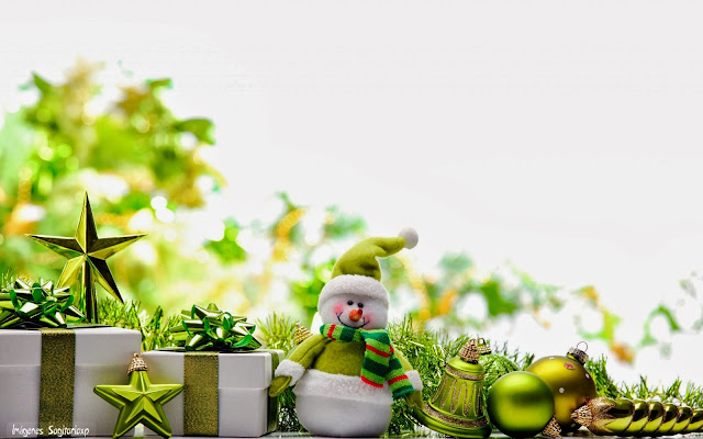 Imágen de Papa Noel vestido de verde entre regalos y estrellas verdes