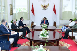 Jokowi Terima Kunjungan Kehormatan Menteri Luar Negeri Retno Marsudi di Istana Merdeka Jakarta 