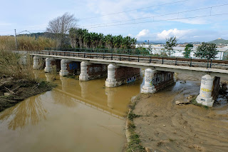Pont d'en Pixota totalmente inundado.