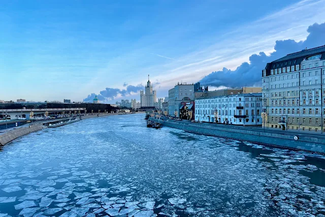 вид с Большого Москворецкого моста, Москворецкая набережная, Москва-река, Раушская набережная