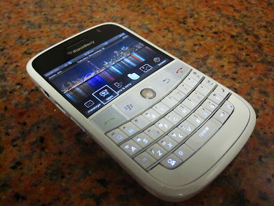 Blackberry Bold 9000 with Brand New White housing in Hamilton,