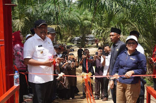 Bupati Bengkulu Utara Gunting Pita Resmikan Jembatan Gantung Desa Muara Santan