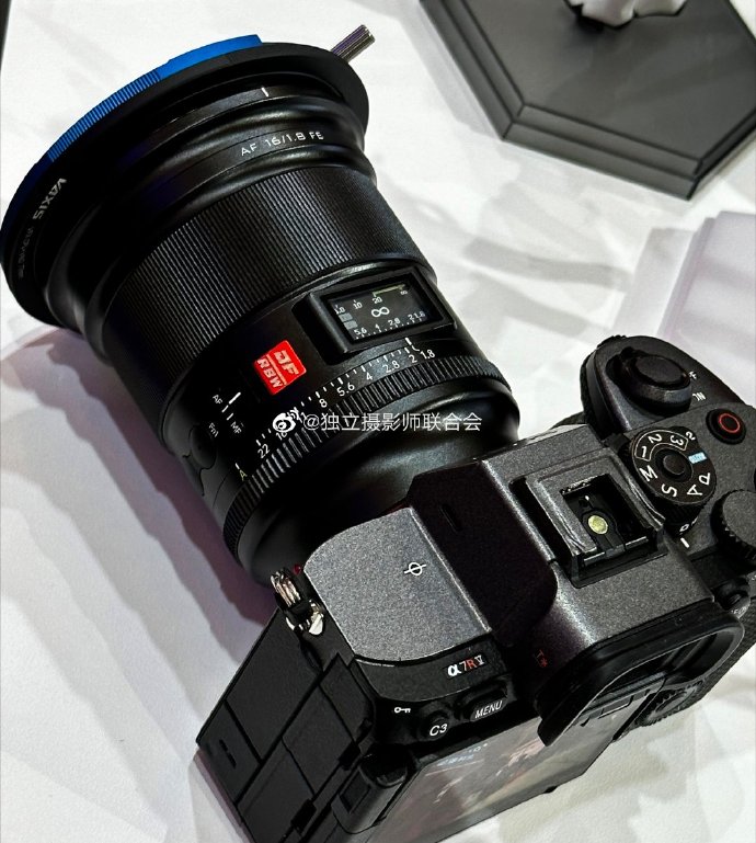 Объектив Viltrox AF 16mm f/1.8 FE с камерой Sony