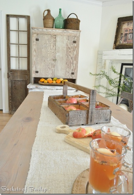 caer comedor tablescape