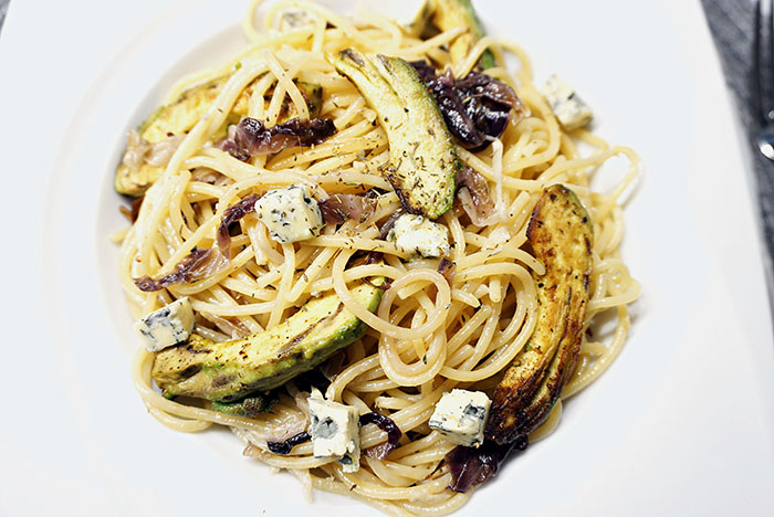 Spaghetti mit gebratener Avocado, Schimmelkäse und Radicchio