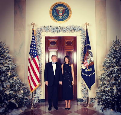 https://www.express.de/news/politik-und-wirtschaft/donald-und-melania-trump-das-perfekte-weihnachtsfoto---doch-zwei-details-verwundern-29305284?originalReferrer=