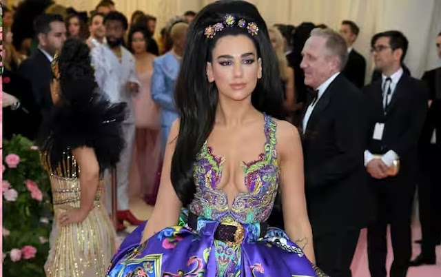 L'artista albanese Dua Lipa, co-presentatrice del "Met Gala"