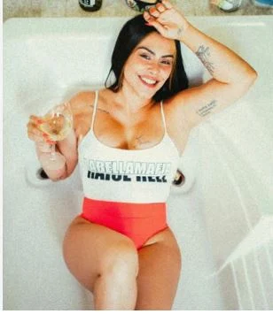 Cleo Pires posa de maiô cavado e encanta seguidores