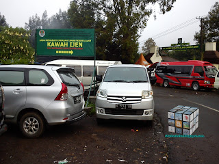 pintu gerbang utama kawah ijen yang dipinggir jalan