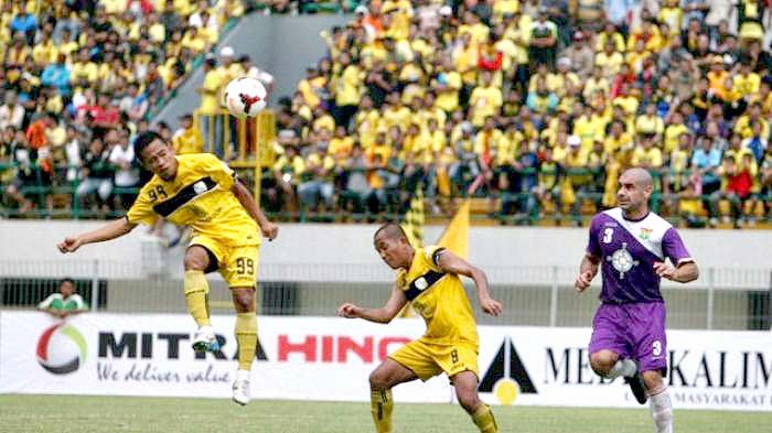 Gol dari Noor Hadi ke gawang persita