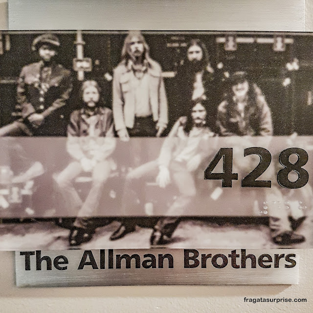 Placa em homenagem aos Allmann Brothers em um hostel de Nashville