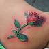 Foto Tato Bunga Mawar Di Tangan