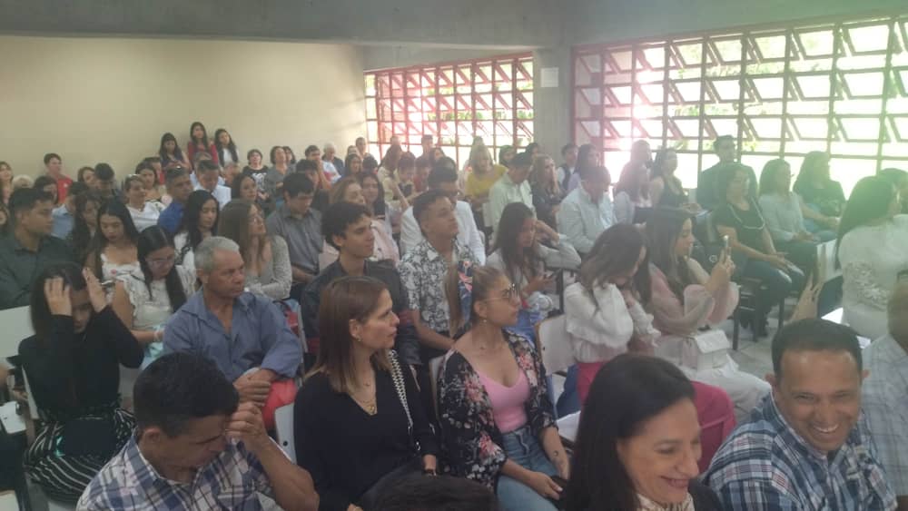 Ecos reconoce estudiantes con los mejores promedios