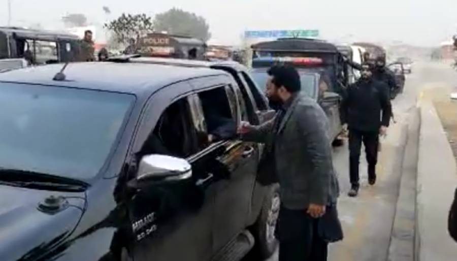 Farrukh Habib's face-to-face encounter with Islamabad Police at Toll Plaza and repetition