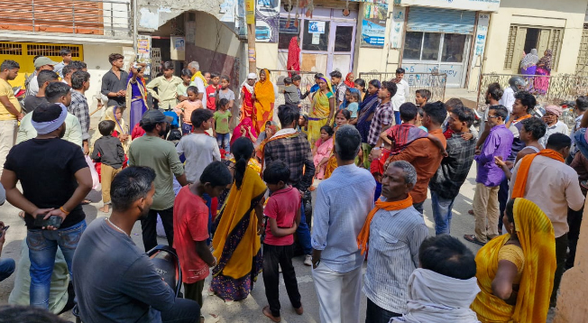 आजमगढ़ः लापता बेटी के सदमे में पिता ने तोड़ा दम...परिजनों ने सड़क पर शव रख कर लगाया जाम!