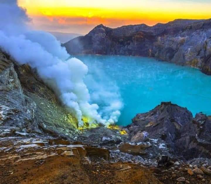 blue-fire-kawah-gunung-ijen-bondowoso-banyuwangi-jawa-timur-indonesia