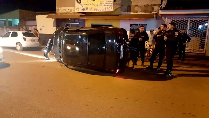 Motorista embriagado tomba carro após bater em veículos parados e vai preso