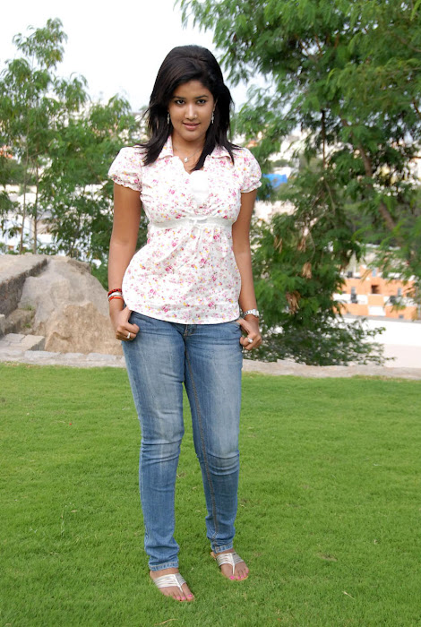 Sowmya In Jeans Cute Wallpapers hot images