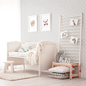 Habitación de bebe con papel pintado fondo gris con topos blancos ref. 052