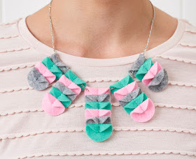 http://www.molliemakes.com/craft-2/diy-jewellery-scalloped-felt-necklace/