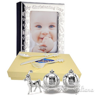 set cadou pentru prima suvita si primul dintisor in cutie eleganta pentru fetita, un set de tacamuri argintate si un album foto de botez argintat 