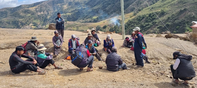 Zu Besuch in der Bildungseinheit von Molle Q'asa Potosí – Bolivien Auch hier haben wir einen Schülergottesdienst. Ich habe auch hier Schulmaterial für alle Schüler mitgebracht.