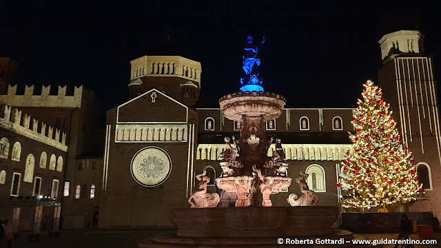 Trento luci Natale Piazza Duomo mercatini