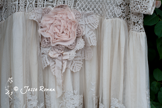 https://lace-age-girl.blogspot.com/2018/11/pastel-roses-and-lace.html