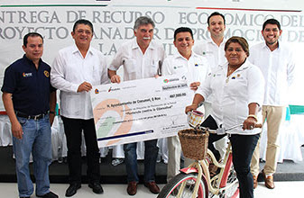 Fredy Marrufo recibe premio por proyecto ganador de promoción a la salud 