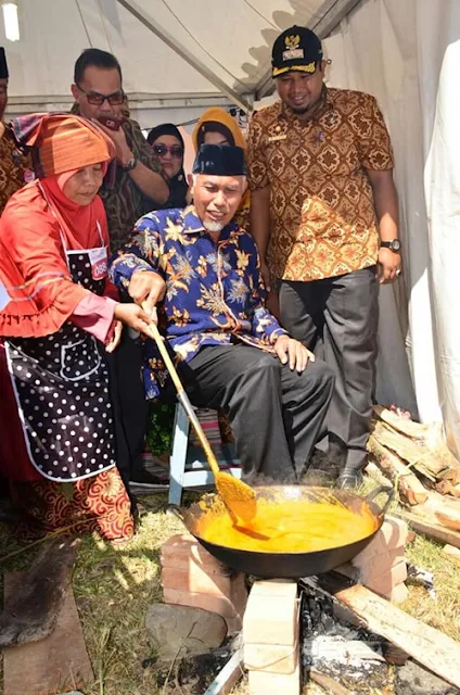 Wali Kota Mahyeldi ikut mengaduk kuah rendang. 