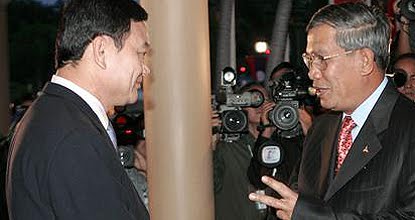 [Hun+Sen+-+Thaksin+(Bkk+Post).jpg]