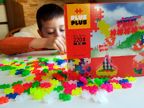 klocki Plus Plus Mini Neon 220 recenzja - najlepsze klocki dla dziecka -Mokopico.pl - prezent dla dziecka na święta - prezentownik - Mikołajki - klocki konstrukcyjne