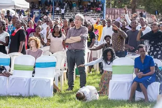 Trending photos of 3-year-old girl on her knees and in tears as she prays and worships God during a church service