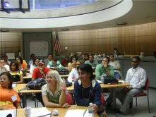 Jóvenes se preparan en Miami Dade collage  en el curso de formación de lideres acuerdo suscrito por la SEJ