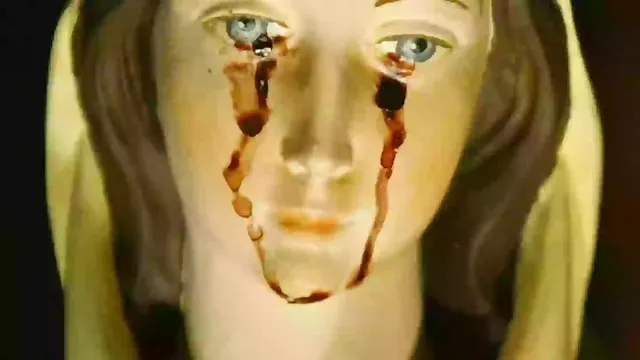 Imagem da Virgem Maria com lágrimas de sangue