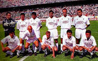 ALBACETE BALOMPIÉ S. A. D. - Albacete, España - Temporada 1994-95 - Molina, Sala, Zalazar, Santi, Coco y Fradera; Manolo, Dertycia, Sotero, Bjelica y Cordero - 17º en la Liga de 1ª División, descendiendo en la promoción al perder en casa 5-0 con el Salamanca tras haber ganado 2-0 en la ida - Benito Floro era el entrenador tras haber sustituido en la jornada 2 a Ginés Meléndez, que a su vez se había hecho cargo del equipo tras dejarlo Luis Suárez en la 1ª jornada