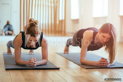 Gerakan plank dalam yoga