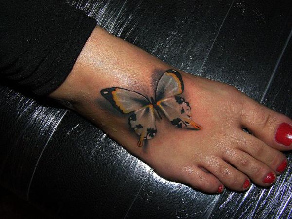 Pequena tatuagem de borboleta no pé