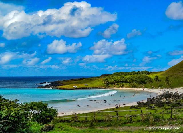 O azul cristalino da Praia de Anakena, na Ilha de Páscoa