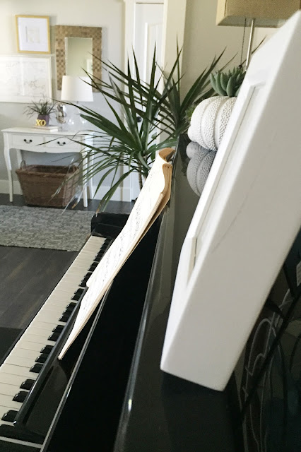 How to Style a Piano. Includes styling and cleaning tips. #piano #pianoroom