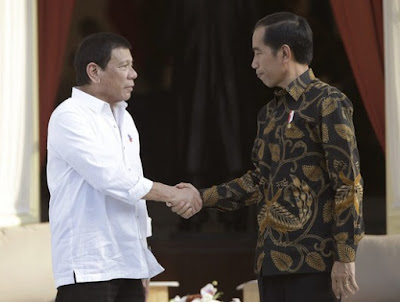 Philippine President R. Duterte (left) and Indonesian President J. Widodo