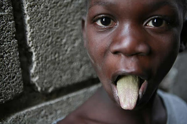 poor people in haiti, haiti, people eating mud, mud cookies, cookies from dirt, 