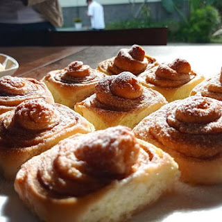 Cinnamon roll bertabur kayu manis dan gula