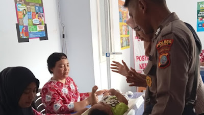 Bhayangkari Cabang Touna Bersama Klinik Polres Touna Berikan Pelayanan Posyandu 