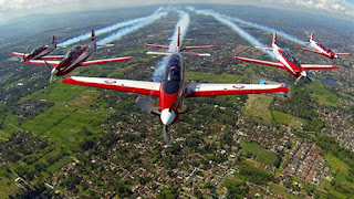 Tim Aerobatic TNI AU 'Jupiter Aerobatic Team' Sapa Masyarakat 3 Kota Sumatera