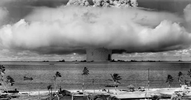 Una explosión nuclear se produce cuando se libera una gran cantidad de energía en forma de calor, luz y radiación electromagnética a partir de la fisión o fusión de núcleos atómicos. La forma de la explosión depende de la naturaleza de la detonación y de las condiciones en las que se produce.