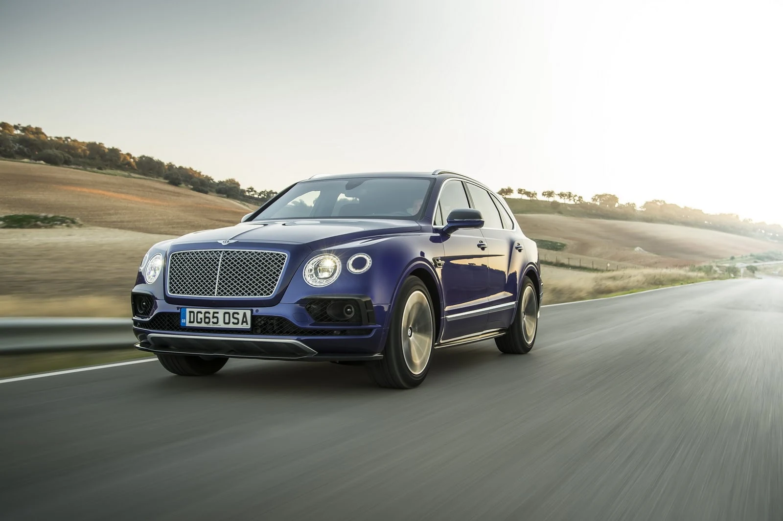 Bentley Bentayga 2016 cháy hàng, làm không kịp để bán