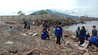 Pemuda dan Mahasiswa Aksi Bersih-bersih Pantai di Kalianda