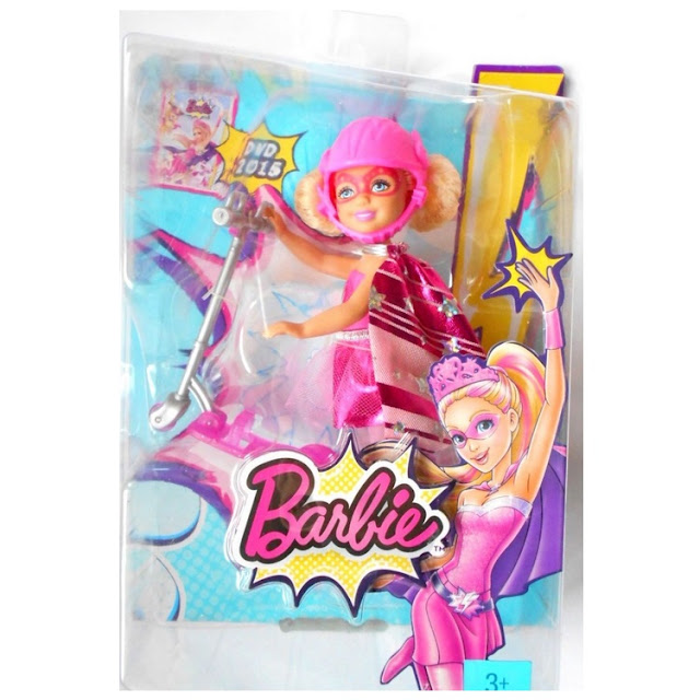 Poupée Barbie Super Princesse : fillette avec costume rose et trottinette.